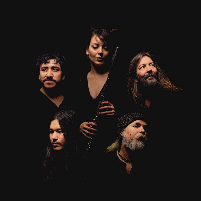 Agusa. Band photo with the musicians' heads in a circle.