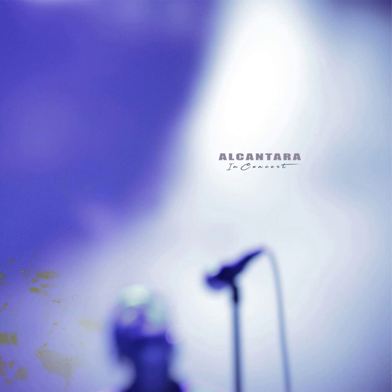 Alcàntara – In Concert cover artwork. A blurred image of a singer near a microphone.