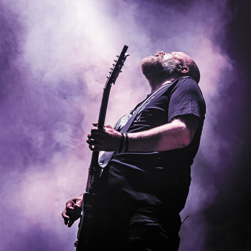 Bjørn Riis — Lifandi cover artwork. A photo of Bjørn Riis playing electric guitar live.