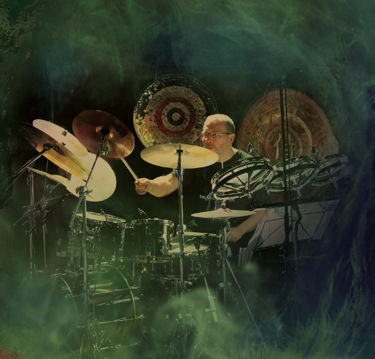 Kimmo Pörsti playing drums