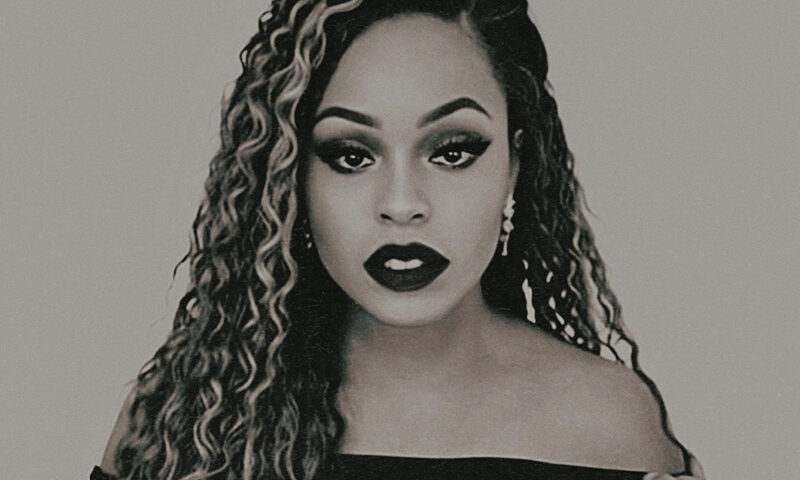 Lauren Henderson - Sonidos cover artwork. A black and white photo of the artist.